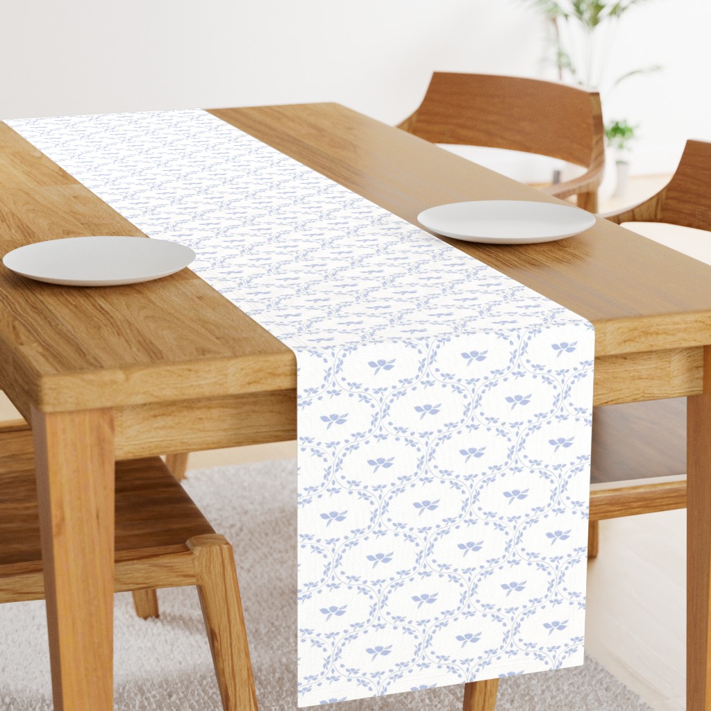 Art de la table délicat et printanier avec ce motif coordonné "porcelaine" rappelant les vaisselles d'autrefois.