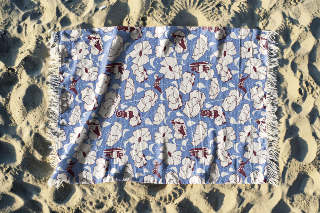 Motif inspiré par l’esthétique des années 60, mettant en scène des baigneuses rétro aux maillots à pois et maxi-fleurs au coeur d'un jardin d’été luxuriant.