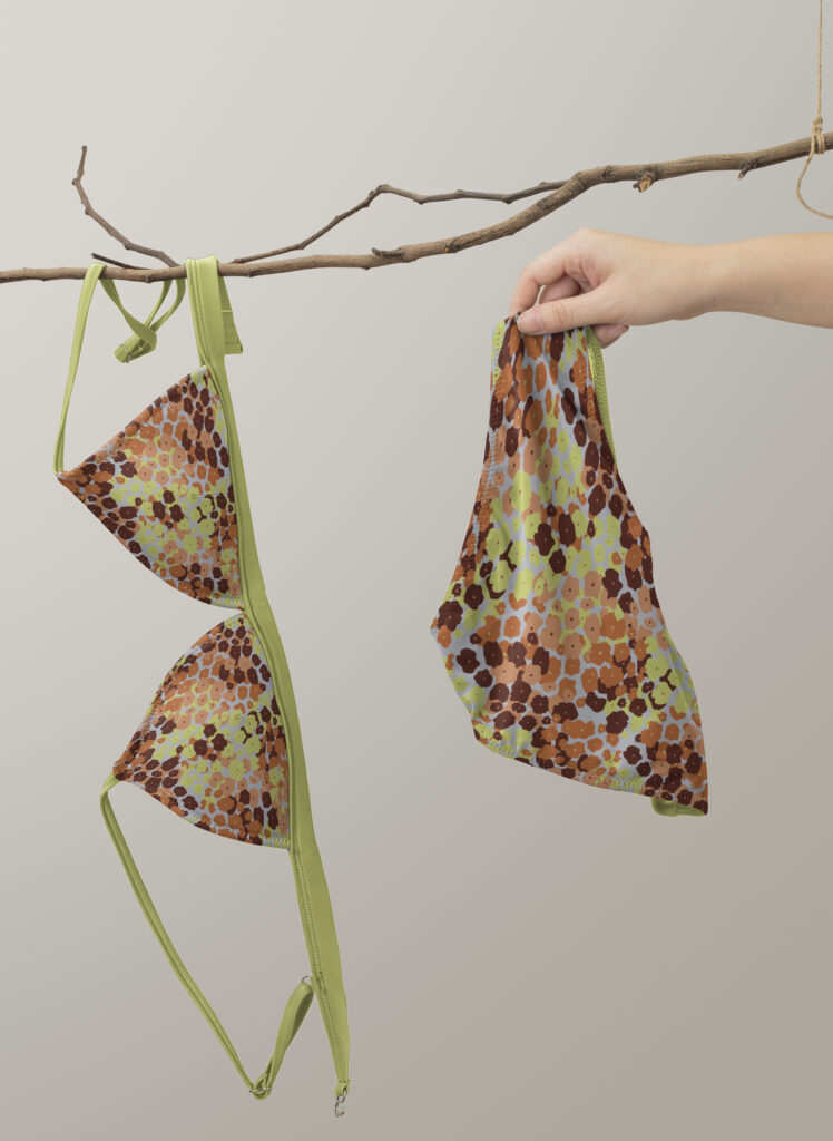 Ce coordonné "fleurs léopard" fait partie de la collection Buddleia, arbre à Papillon.